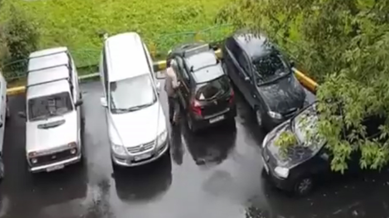 Το ξεπάρκαρε με τα χέρια!